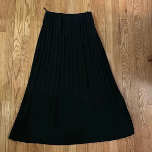 Margaret O’Leary M black rayon pleated skirt side zip 37” great pre owned cond